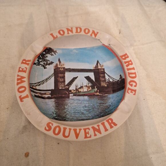 Vintage London Bridge Tower Souvenir Metal Ashtray, Made In Hong Kong - Picture 1 of 3